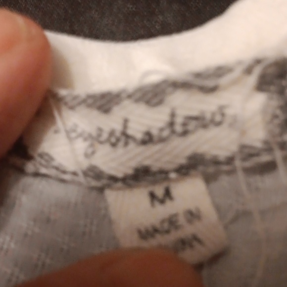 Eye shadow, cream lace detail, with button on the back. - Picture 4 of 5